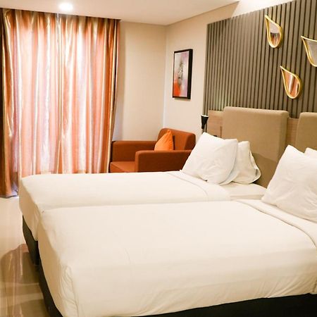 Verse Hotel Cirebon Extérieur photo