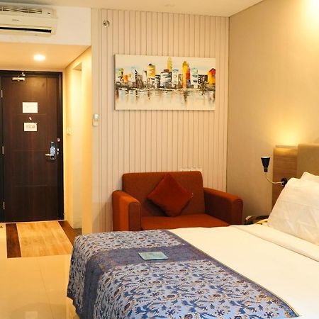 Verse Hotel Cirebon Extérieur photo