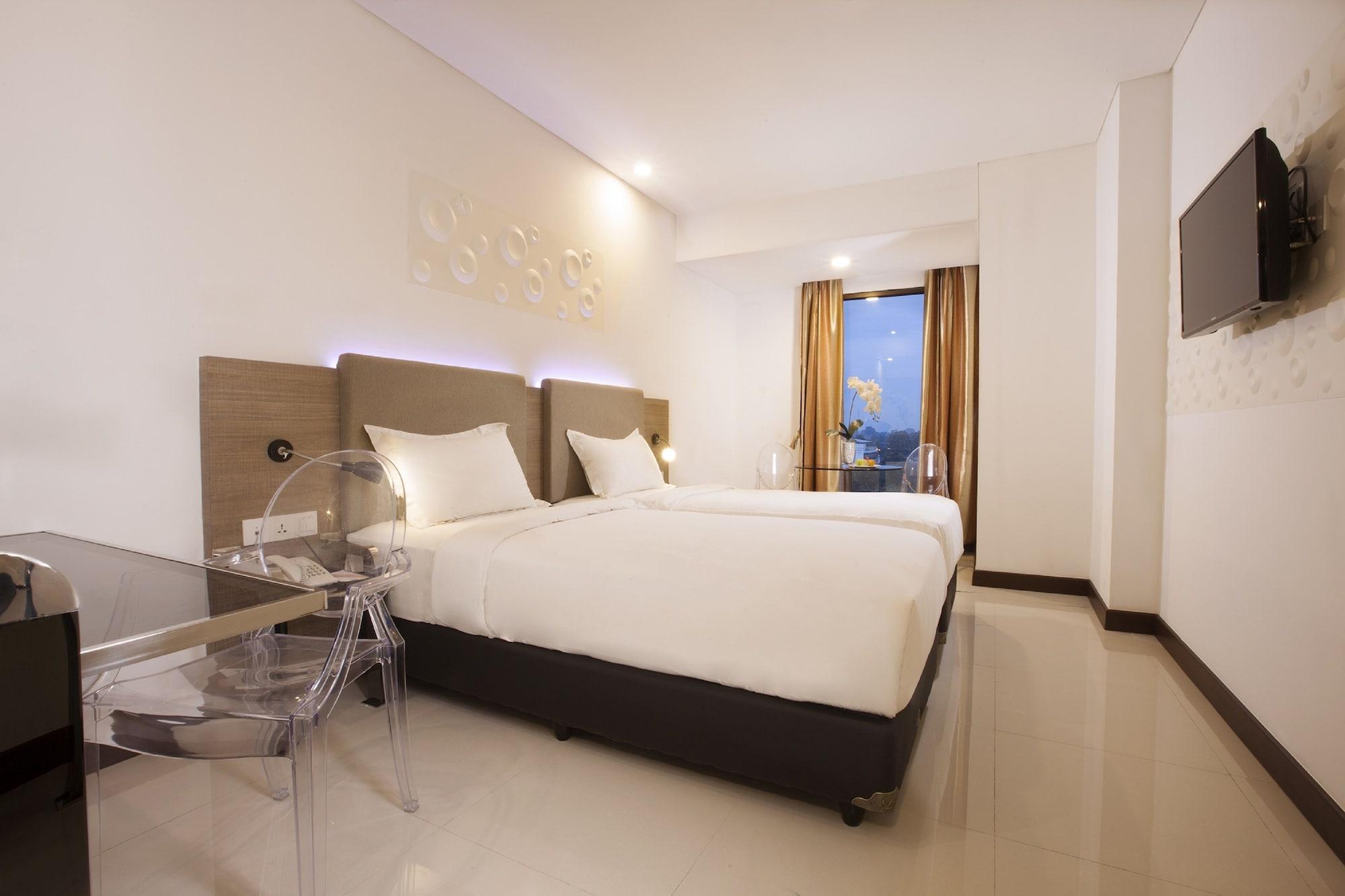 Verse Hotel Cirebon Extérieur photo