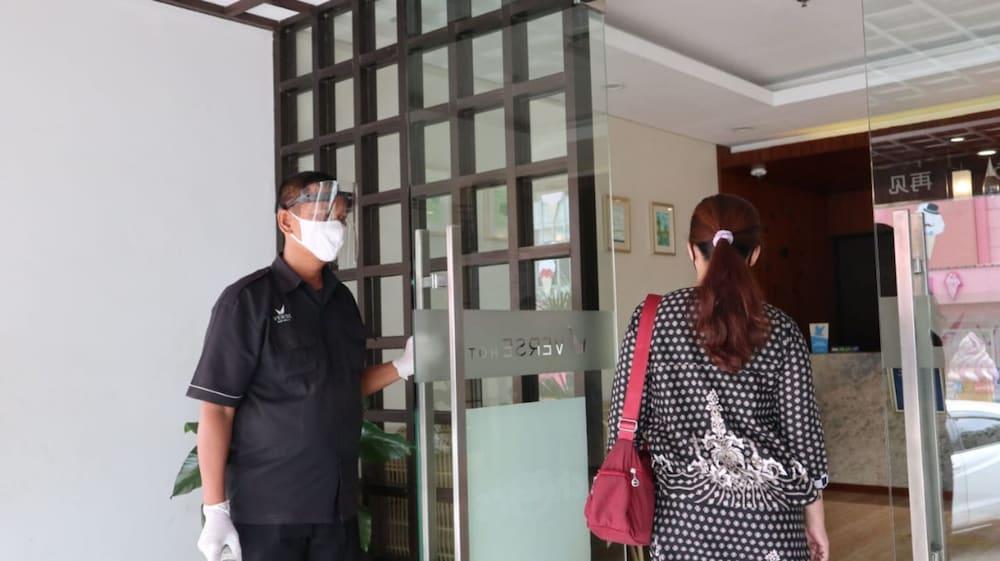 Verse Hotel Cirebon Extérieur photo