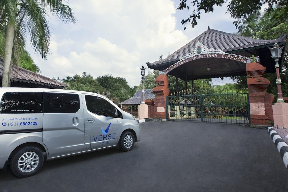Verse Hotel Cirebon Extérieur photo