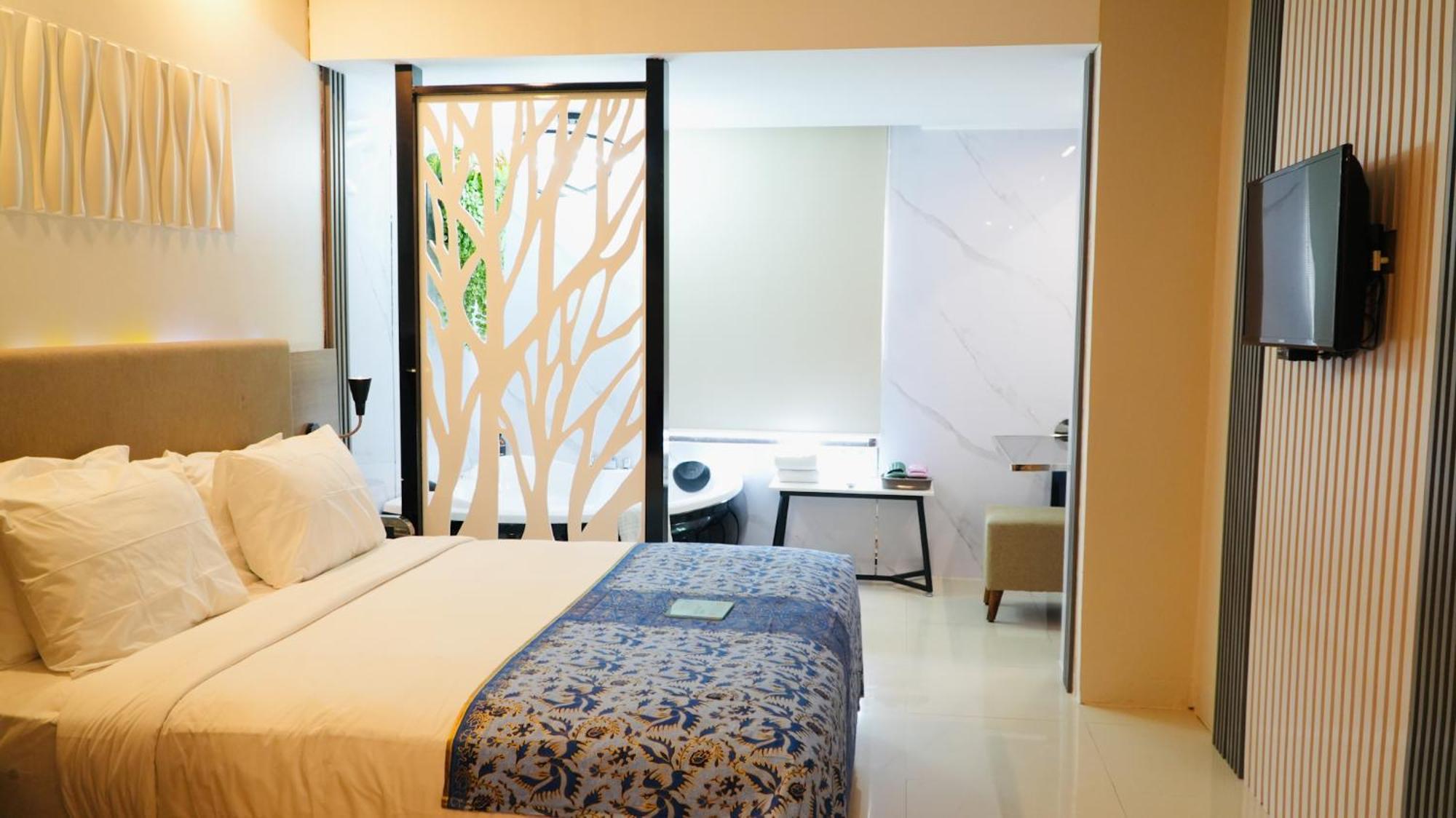 Verse Hotel Cirebon Extérieur photo