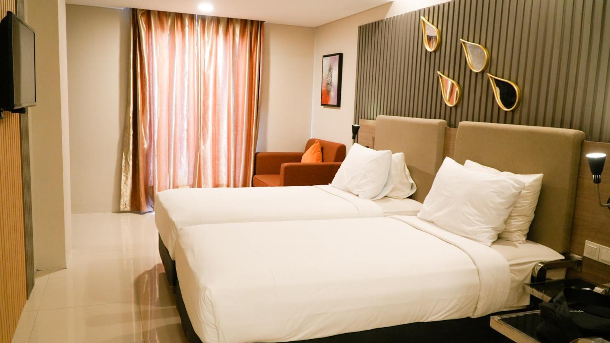 Verse Hotel Cirebon Extérieur photo