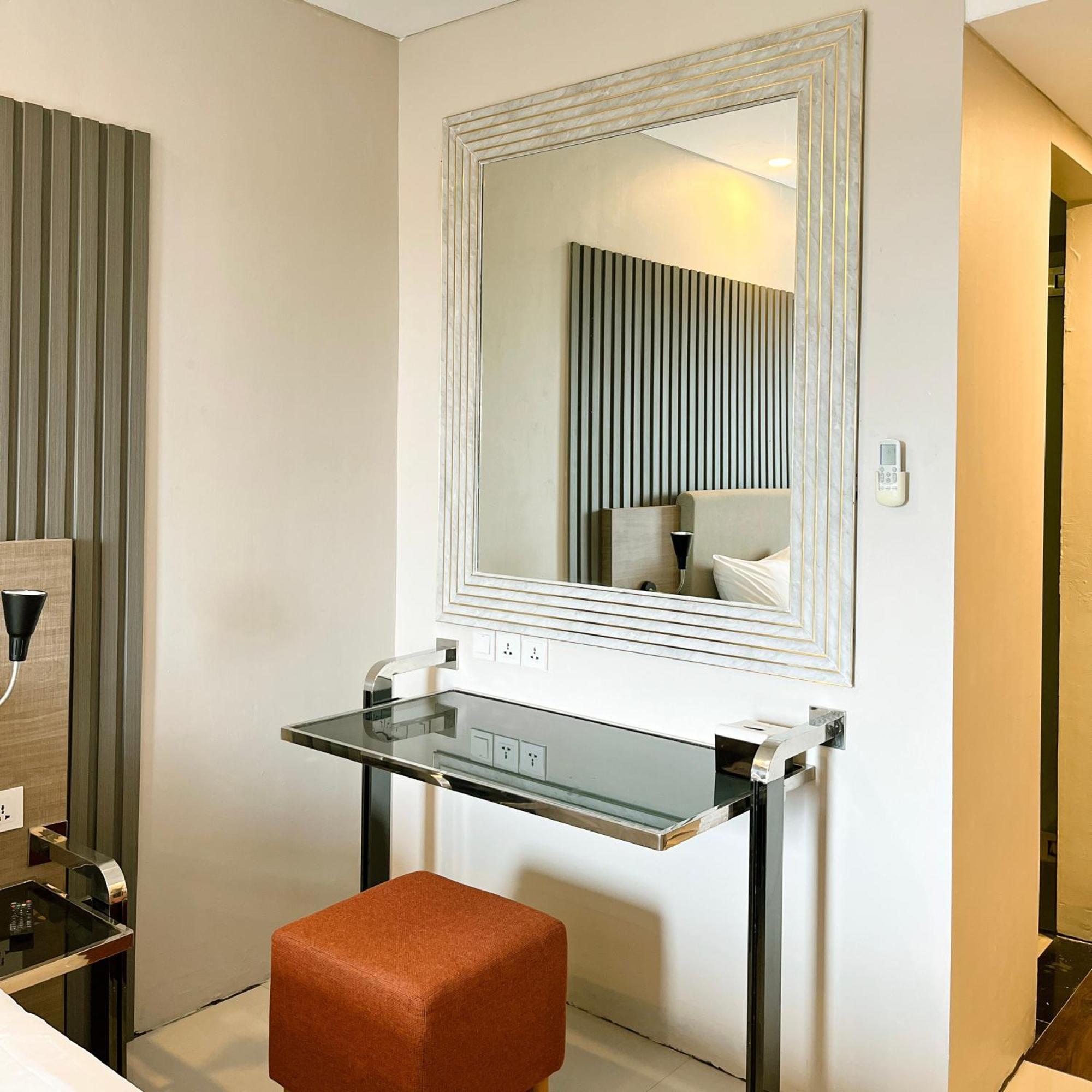 Verse Hotel Cirebon Extérieur photo