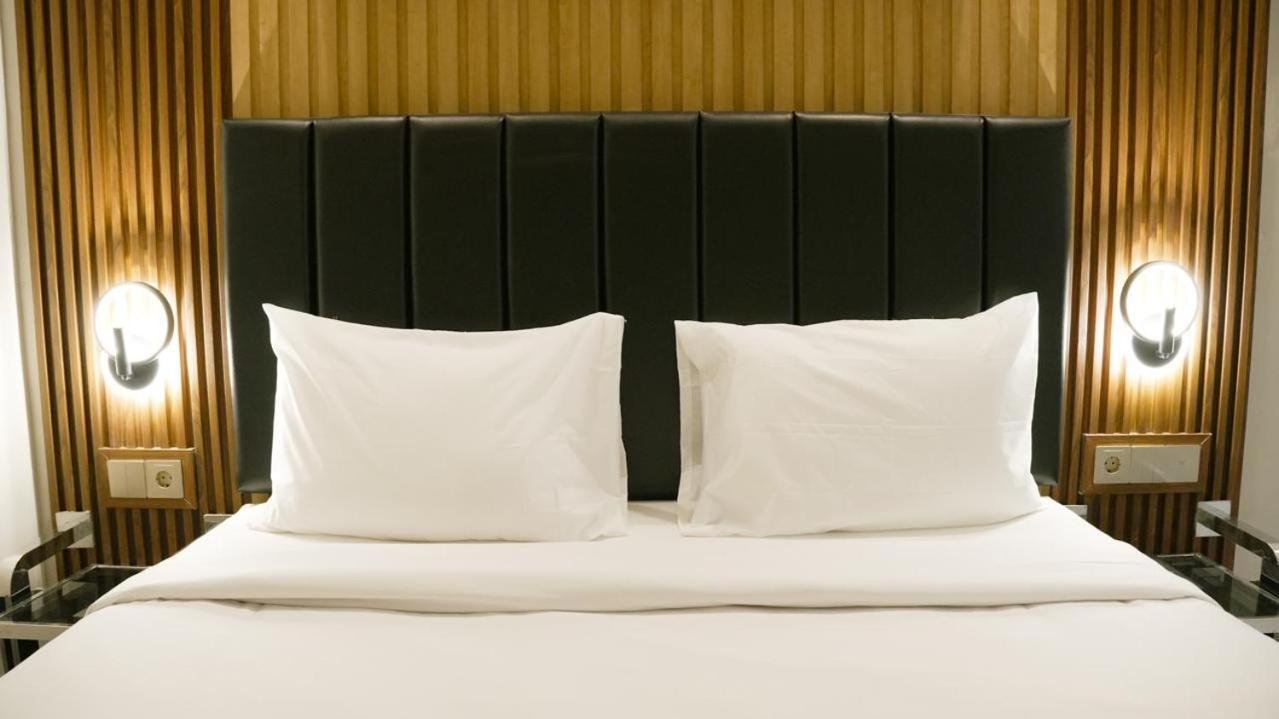 Verse Hotel Cirebon Extérieur photo