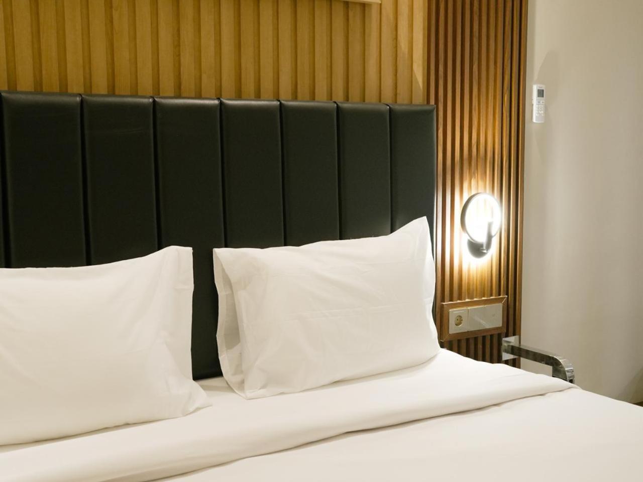 Verse Hotel Cirebon Extérieur photo