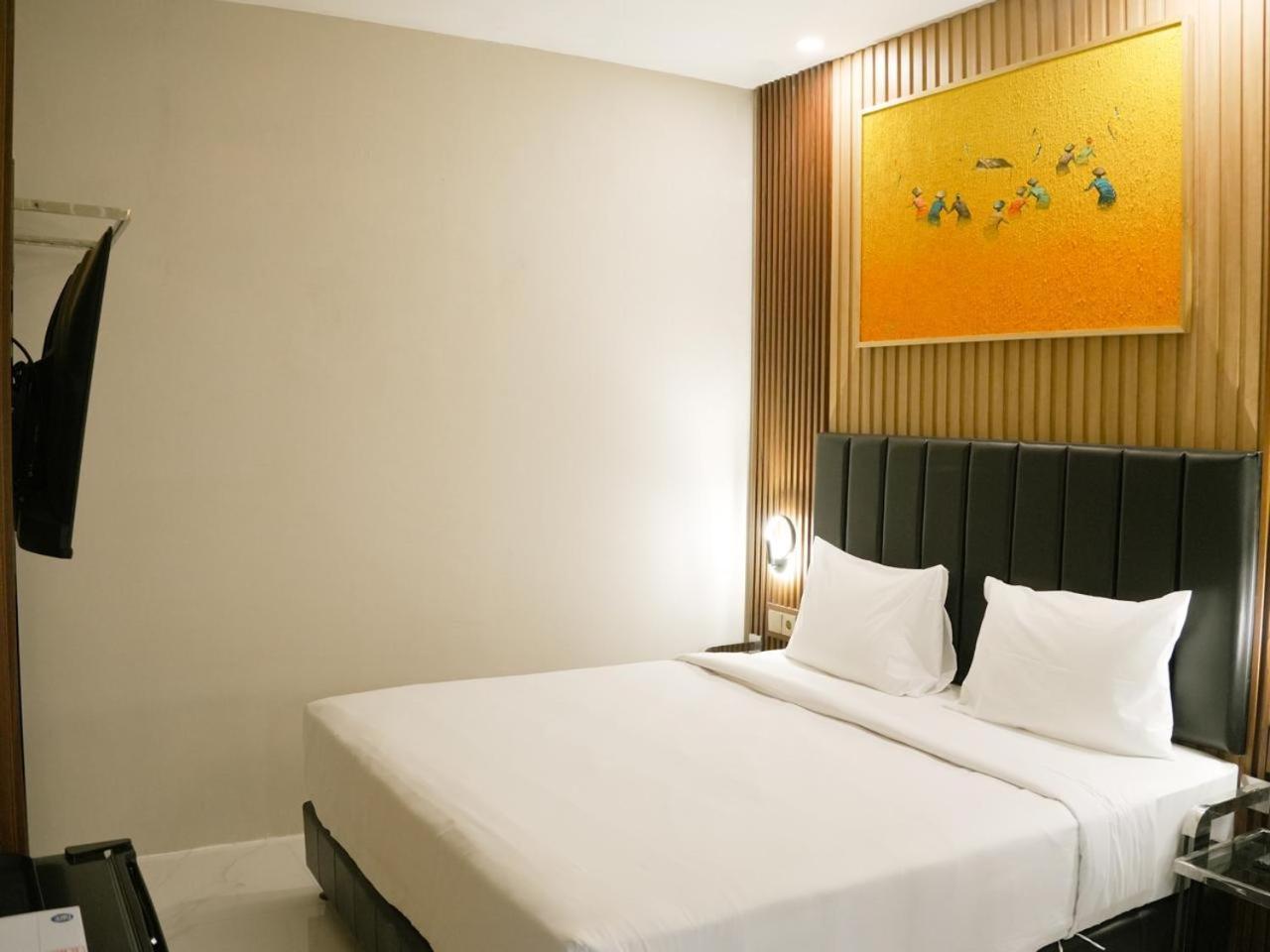 Verse Hotel Cirebon Extérieur photo