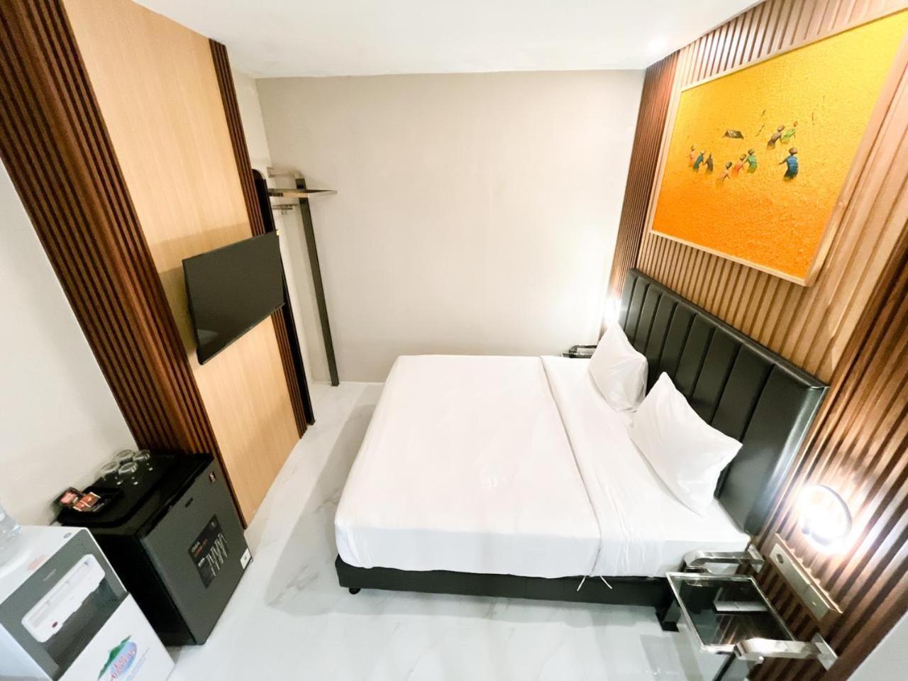 Verse Hotel Cirebon Extérieur photo