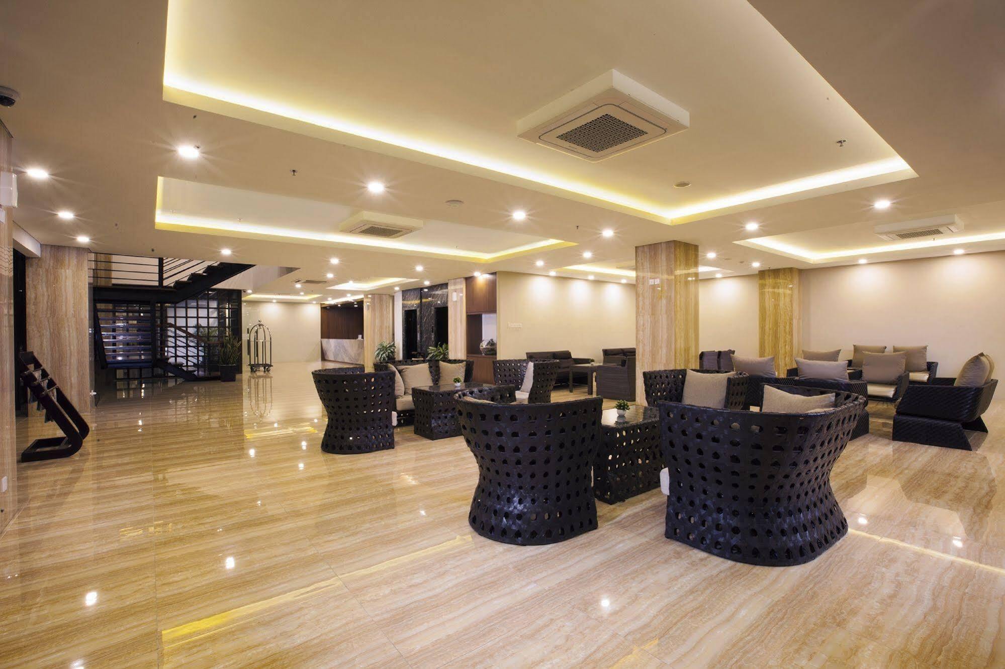 Verse Hotel Cirebon Extérieur photo