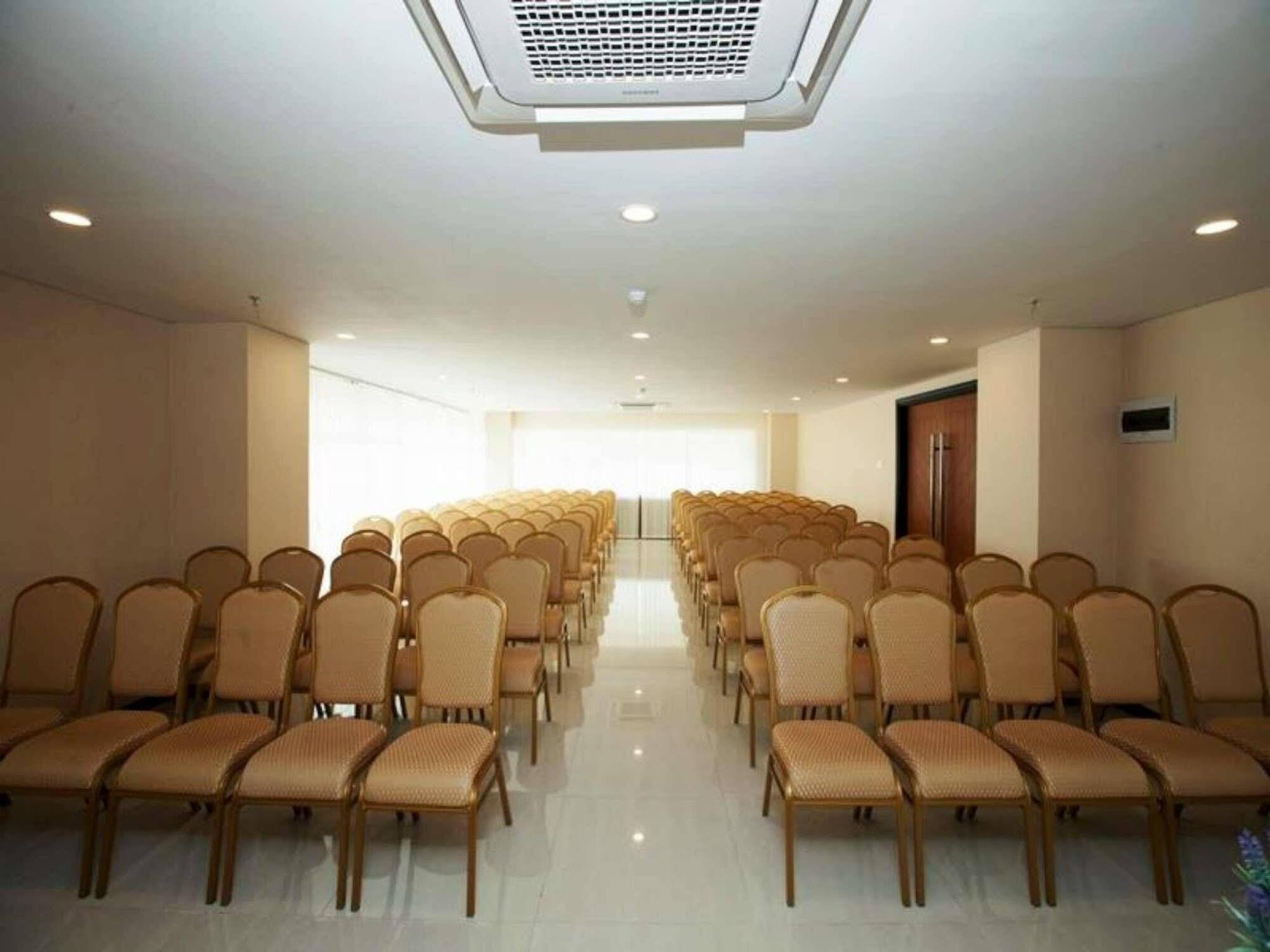 Verse Hotel Cirebon Extérieur photo