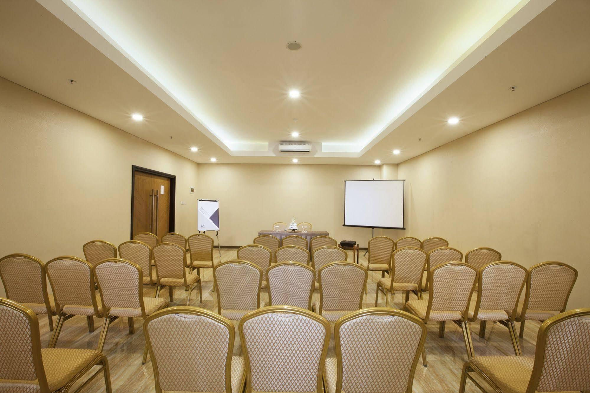 Verse Hotel Cirebon Extérieur photo