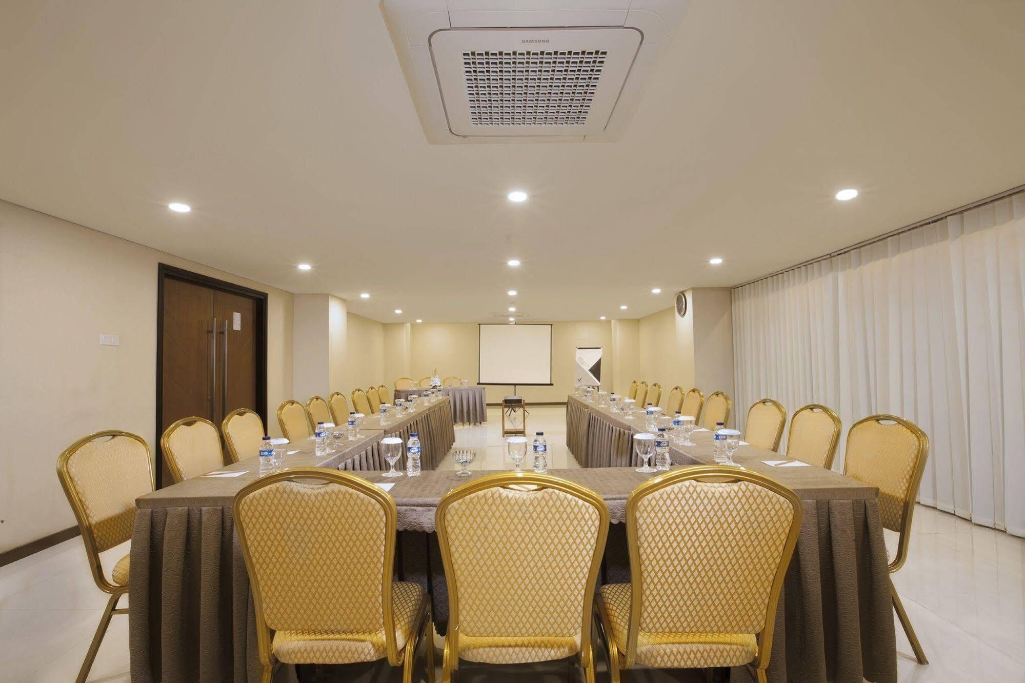 Verse Hotel Cirebon Extérieur photo