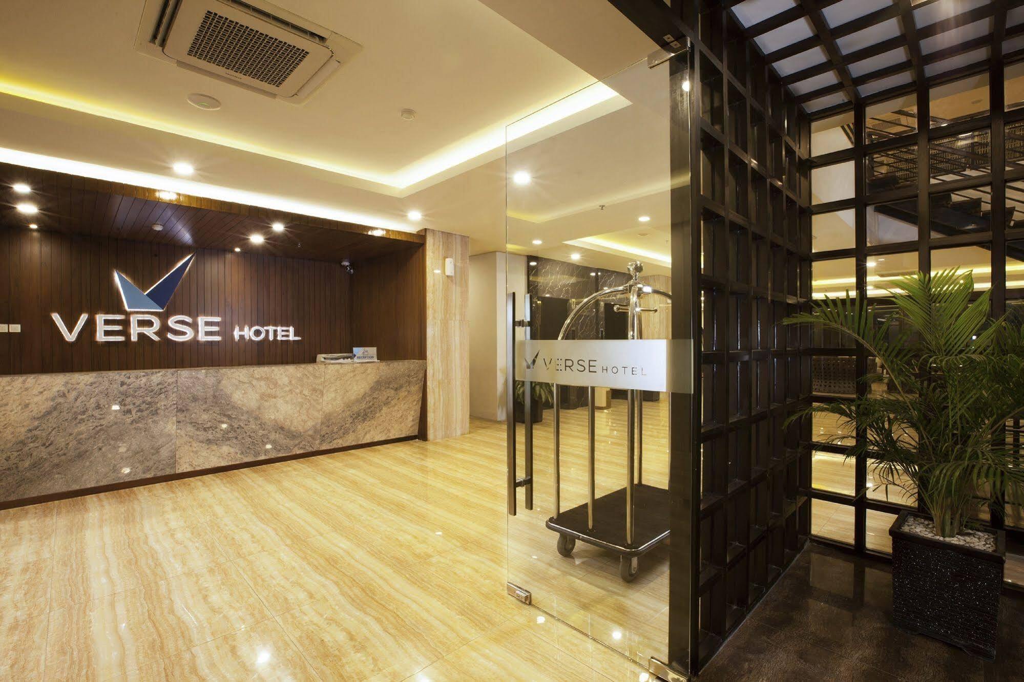 Verse Hotel Cirebon Extérieur photo