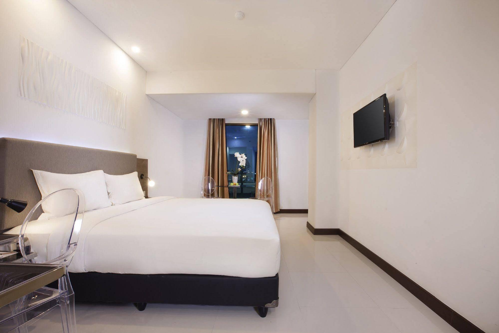 Verse Hotel Cirebon Extérieur photo