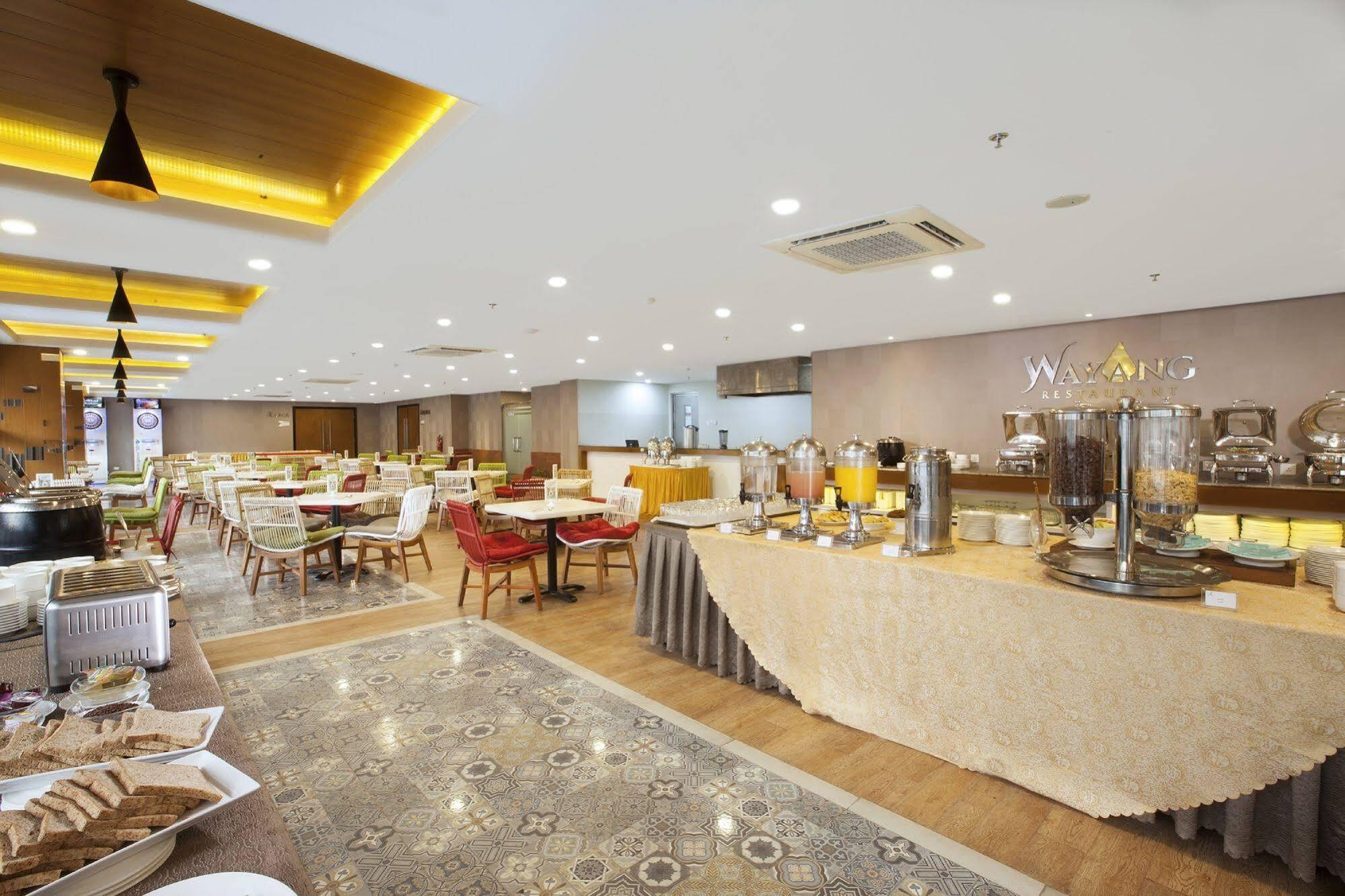 Verse Hotel Cirebon Extérieur photo