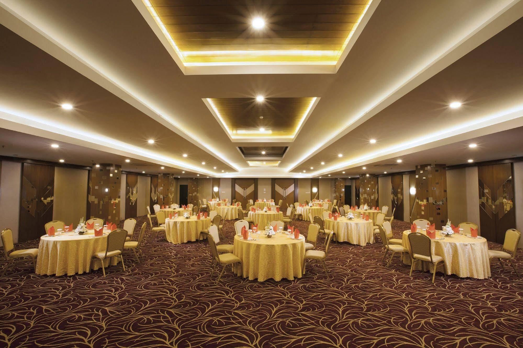 Verse Hotel Cirebon Extérieur photo