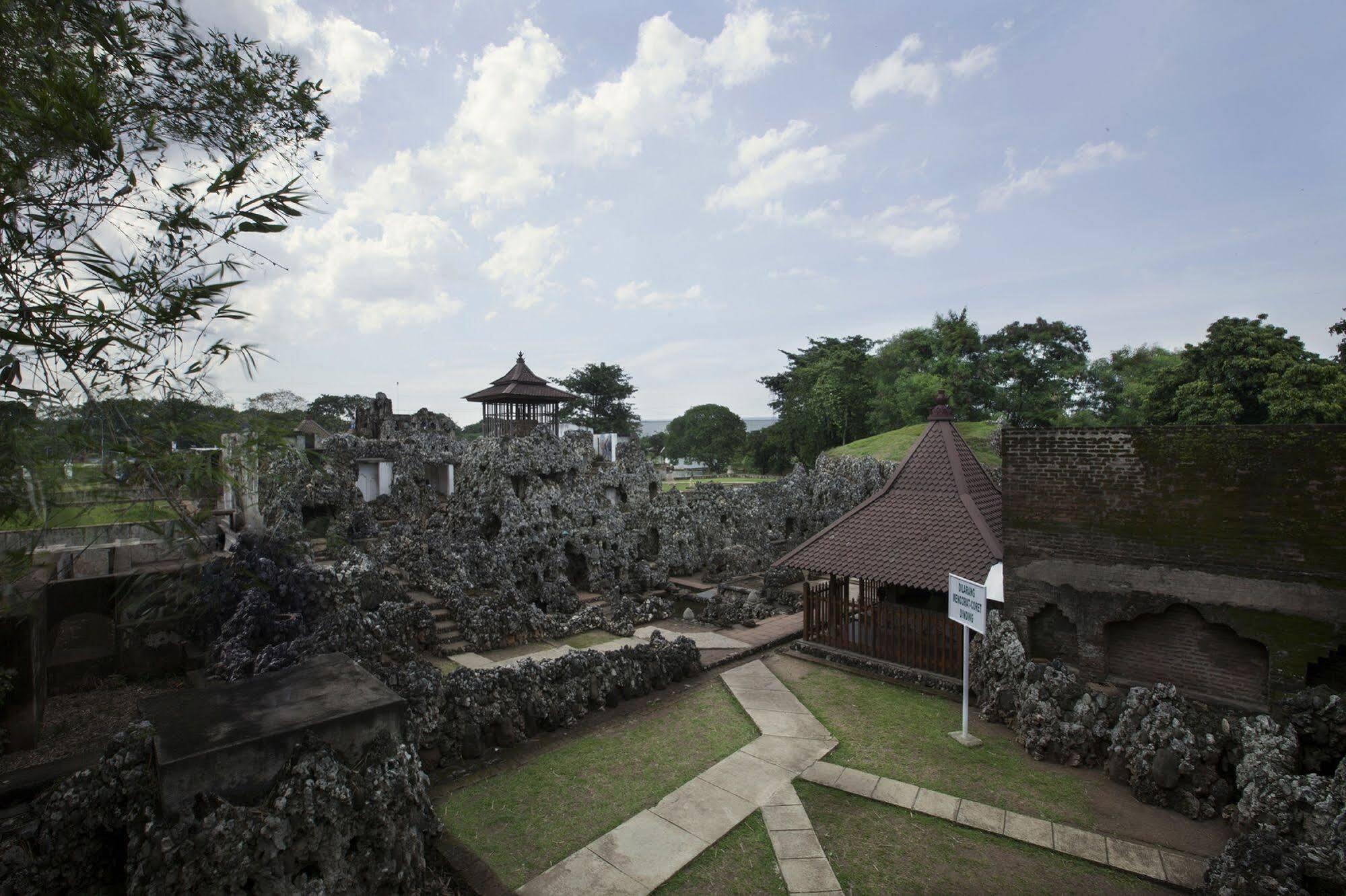 Verse Hotel Cirebon Extérieur photo