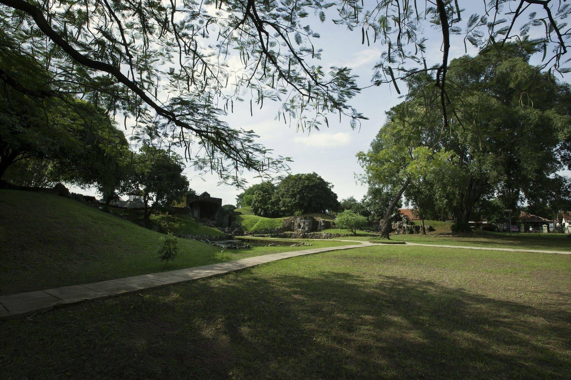 Verse Hotel Cirebon Extérieur photo