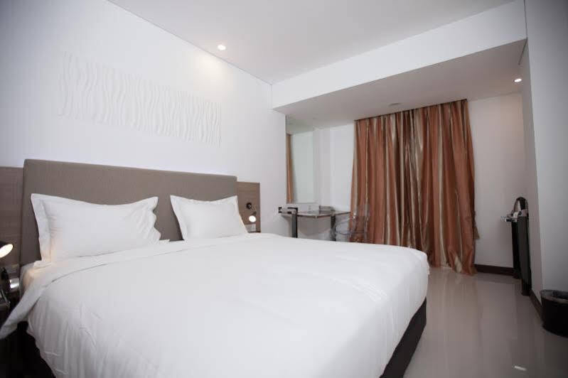 Verse Hotel Cirebon Extérieur photo